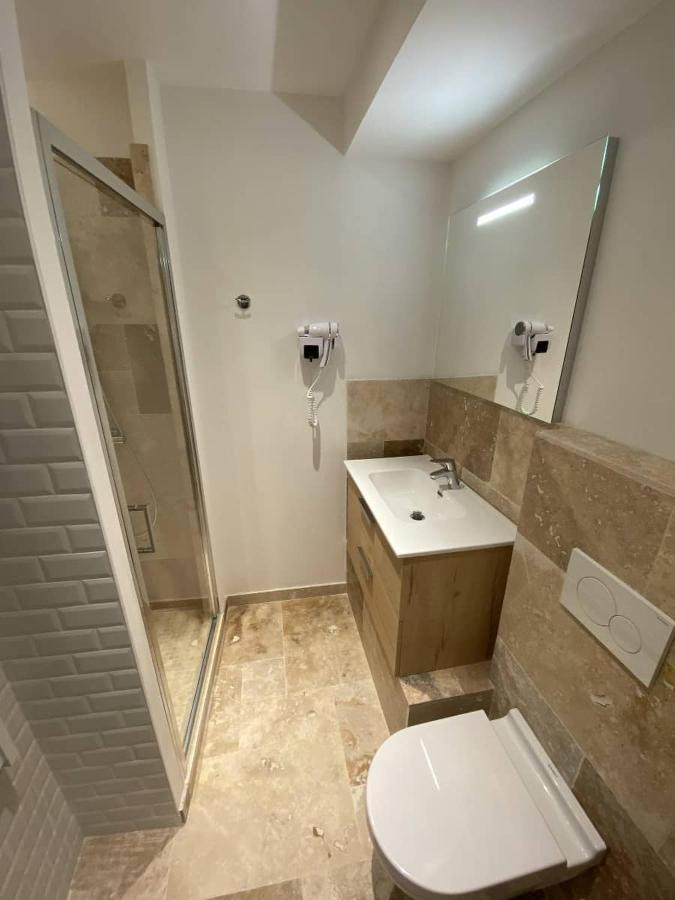 L'arche De *